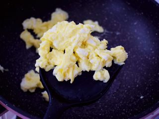 6、黄瓜鸡蛋炒肉片,盛出备用