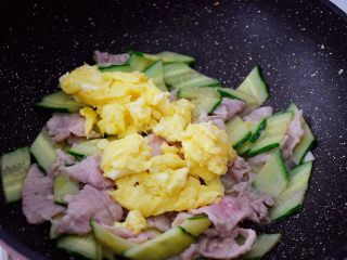 12、黄瓜鸡蛋炒肉片,加入鸡蛋