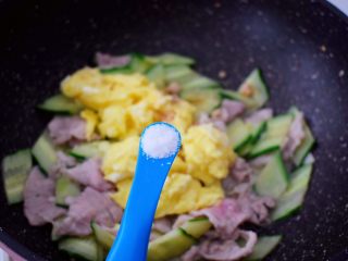 14、黄瓜鸡蛋炒肉片,再根据个人口味加入适量的盐调味