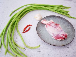 1、干煸豆角,准备好材料