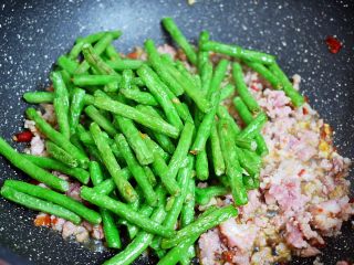 8、干煸豆角,加入豆角