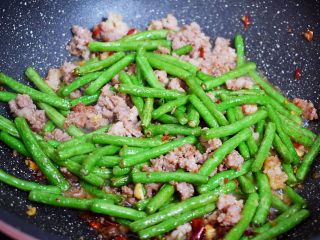 11、干煸豆角,翻炒均匀即可