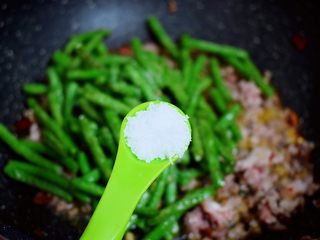 10、干煸豆角,加入盐