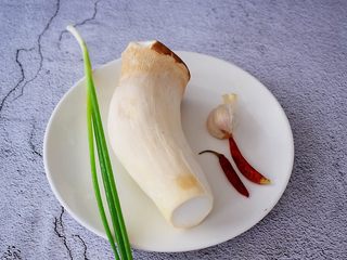 1、孜然杏鲍菇,准备好材料