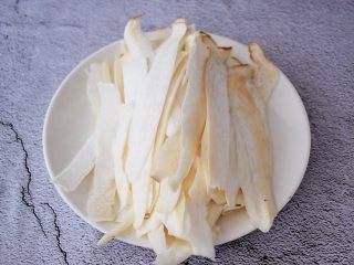 2、孜然杏鲍菇,杏鲍菇洗净用削皮刀刨成薄片