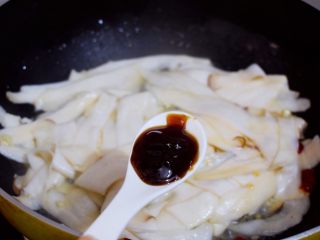 6、孜然杏鲍菇,加入蚝油