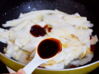 7、孜然杏鲍菇,加入生抽