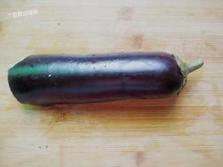 1、蒜蓉烤茄子,长条茄子一个