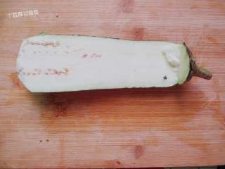 2、蒜蓉烤茄子,茄子洗净对半剖开