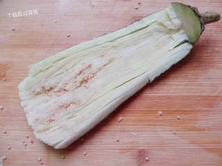 3、蒜蓉烤茄子,在里面划几刀，用刀背拍扁