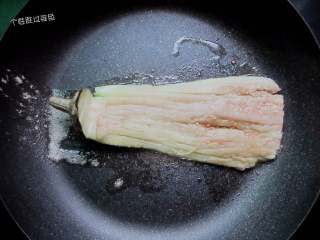 4、蒜蓉烤茄子,平底锅放入2勺油烧热，把茄子放入锅里