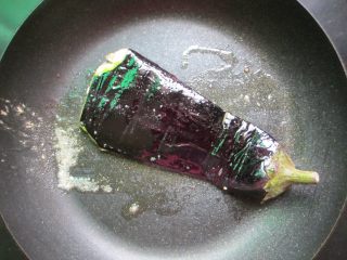 5、蒜蓉烤茄子,两面煎软