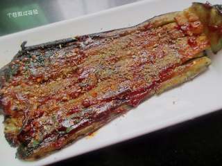 8、蒜蓉烤茄子,撒上孜然粉、辣椒粉