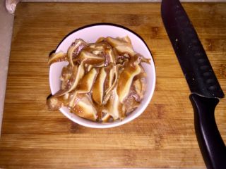 4、蒜苗木耳炒猪耳,猪耳斜刀片成薄片，大约两毫米厚，不要太薄了