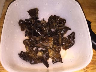 6、蒜苗木耳炒猪耳,撕成小朵备用
