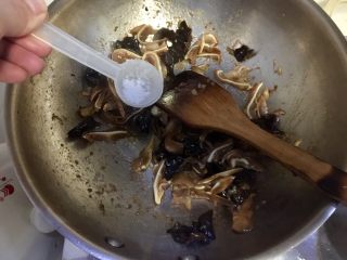 13、蒜苗木耳炒猪耳,添加少许白糖提鲜