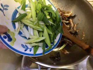 14、蒜苗木耳炒猪耳,转中大火，加入蒜苗翻炒均匀
