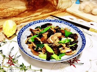 16、蒜苗木耳炒猪耳,成品