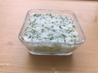 10、香甜米饭-葱香粢饭糕,放到一个方形的稍微小一点的容器中，用勺子压实。然后放入冰箱冷藏中，可以美美睡一觉了。