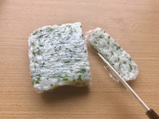 12、香甜米饭-葱香粢饭糕,先切1cm宽，我这容器里的米饭高约2cm。