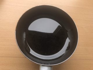 14、香甜米饭-葱香粢饭糕,锅内倒入油，大火烧至油冒烟。