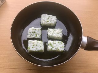 15、香甜米饭-葱香粢饭糕,下饭糕。一次别下太多，让彼此之间都有一定距离。转小火煎。