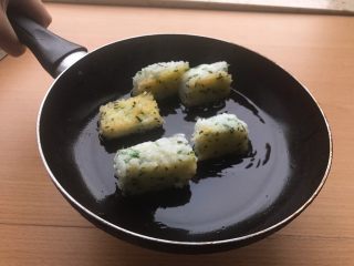 16、香甜米饭-葱香粢饭糕,等到一面金黄，就可以翻另一面继续煎。另一面金黄后把四周也都往下朝着油煎15秒左右。