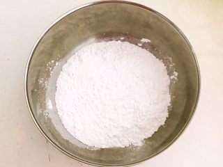1、麻香豆沙糯米饼,把糯米粉放入盆里