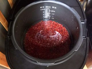 4、麻香豆沙糯米饼,红豆清洗干净，放入压力锅里，加入500ml冷水