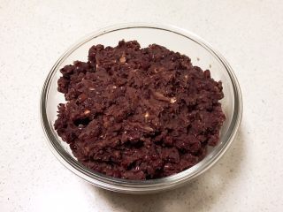 8、麻香豆沙糯米饼,把豆沙盛出来放入碗里备用