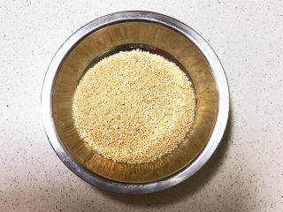 9、麻香豆沙糯米饼,熟白芝麻放入碗里