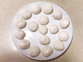 10、麻香豆沙糯米饼,把饧好的糯米面团分成乒乓球大小的面团