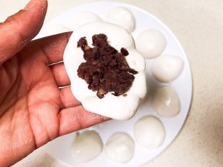 12、麻香豆沙糯米饼,加入1勺豆沙，像包包子一样包起来