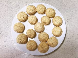 16、麻香豆沙糯米饼,逐一做好的生饼坯