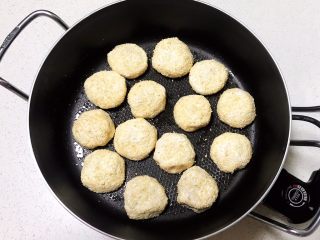 18、麻香豆沙糯米饼,放入生饼坯，全程小火煎制