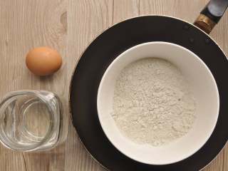 1、做饼+法式鲜虾芦笋烘饼,准备好食材，因为醒发的时间比较长，先做烘饼的面糊，一小撮盐直接和荞麦粉混合；