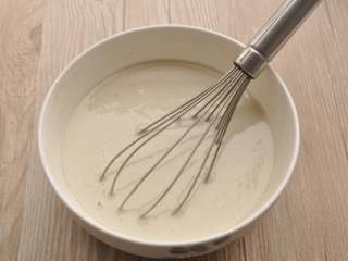 2、做饼+法式鲜虾芦笋烘饼,加鸡蛋和水，调成均匀的面糊；