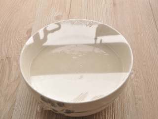 3、做饼+法式鲜虾芦笋烘饼,调好的面糊加盖保鲜膜，冷藏醒发一晚上；如果时间匆忙，可以把分量中1/3的荞麦粉替换为面粉，醒发一小时即可；