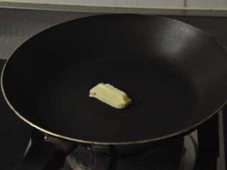 4、做饼+法式鲜虾芦笋烘饼,面糊醒发完成后可以开始做烘饼了。中小火加热平底锅，锅底适当抹点油防粘。