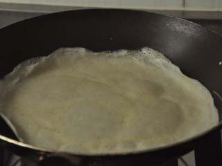 6、做饼+法式鲜虾芦笋烘饼,继续加热到饼皮中间有大鼓包，边缘也干燥卷起即可出锅。