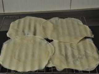 7、做饼+法式鲜虾芦笋烘饼,烘制完成的饼皮放凉备用。把所有的面糊一次性做完，饼皮一次性吃不完可以冷藏或冷冻保存数日。