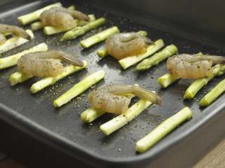 8、做饼+法式鲜虾芦笋烘饼,烤箱预热180°C。鲜虾洗净去壳，芦笋刮去老皮，切段，撒上适量的盐和黑胡椒腌一会儿。