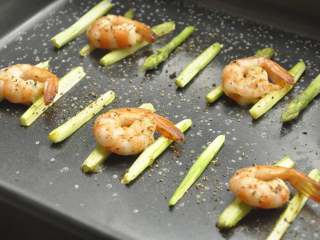 9、做饼+法式鲜虾芦笋烘饼,入烤箱烘烤5分钟至虾变熟即可。