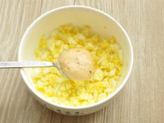 11、做饼+法式鲜虾芦笋烘饼,煮好的鸡蛋冷却，去壳，切碎，拌入一大勺千岛酱即成鸡蛋沙拉。