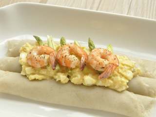 12、做饼+法式鲜虾芦笋烘饼,最后组合就很简单啦~把饼皮卷起、排好，盛上上鸡蛋沙拉，再摆上烤好的鲜虾和芦笋（当然也可以把馅料都卷在烘饼里）。也可冷藏后食用，清爽开胃，十分美味。