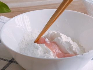 3、糖醋里脊,腌好的里脊肉裹上干淀粉,抖落掉多余的淀粉