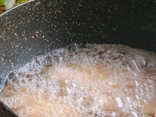 4、糖醋里脊,油温六成热,放入里脊肉