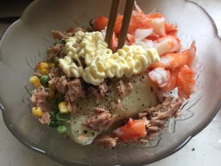 4、蟹柳土豆泥竹炭面包卷,把食材都放入大碗中加少许海盐、黑胡椒碎、沙拉酱和柠檬沙拉汁