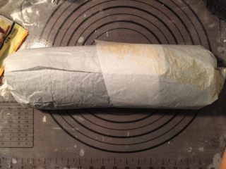 12、蟹柳土豆泥竹炭面包卷,慢慢卷起来用油纸固定等彻底冷却后