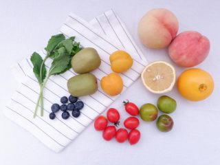 1、小夏日水果沙拉盘,准备好水果，新鲜薄荷叶、白砂糖、梅子露
